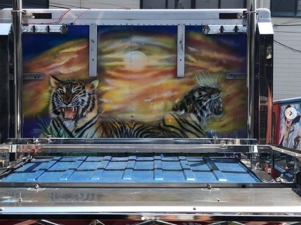 エアブラシ・トラックの箱に虎の絵を描かせて頂きました!!