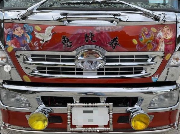 トラックのボンネットに恵比寿様・大黒天様・赤富士ならぬ赤桜島